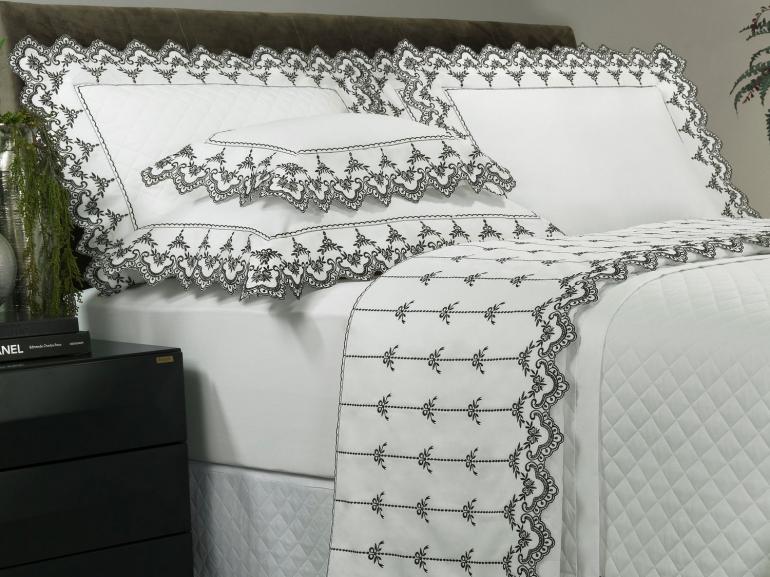 Kit: 1 Cobre-leito Queen + 2 porta-travesseiros Cetim de Algodão 300 fios com Bordado Inglês - Sofisticata Branco e Preto - Dui Design