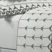 Kit: 1 Cobre-leito Queen + 2 porta-travesseiros Cetim de Algodão 300 fios com Bordado Inglês - Sofisticata Branco e Preto - Dui Design