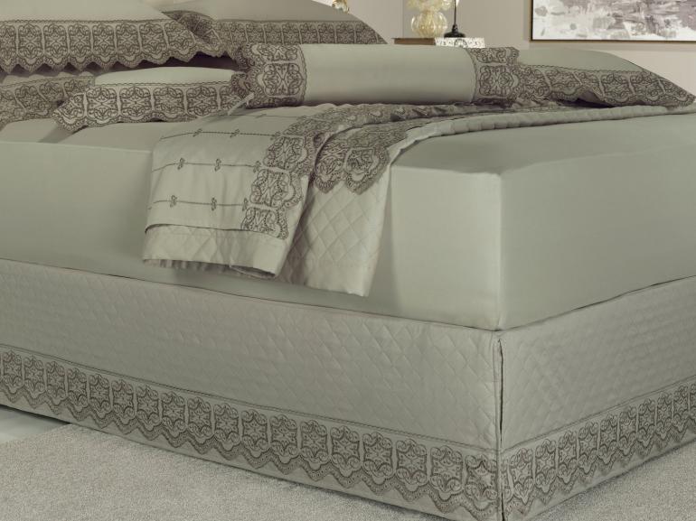Saia para cama Box Matelassada com Bordado Inglês Casal - Venetian Bege - Dui Design