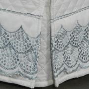 Saia para cama Box Matelassada com Bordado Ingls Queen - Veneto Branco e Azul - Dui Design