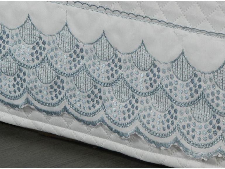 Saia para cama Box Matelassada com Bordado Ingls Solteiro - Veneto Branco e Azul - Dui Design