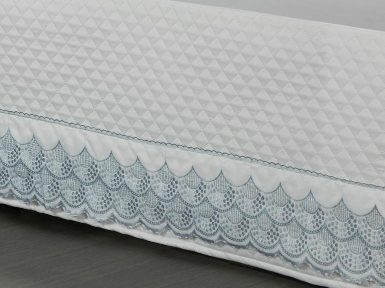 Saia para cama Box Matelassada com Bordado Ingls Solteiro - Veneto Branco e Azul - Dui Design