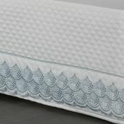 Saia para cama Box Matelassada com Bordado Ingls Casal - Veneto Branco e Azul - Dui Design