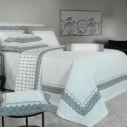 Kit: 1 Cobre-leito Queen + 2 porta-travesseiros Percal 200 fios com Bordado Inglês - Veneto Branco e Grafite - Dui Design