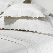 Kit: 1 Cobre-leito King + 2 porta-travesseiros Cetim de Algodo 1.000 fios com Bordado Ingls - Veneza Branco - Dui Design