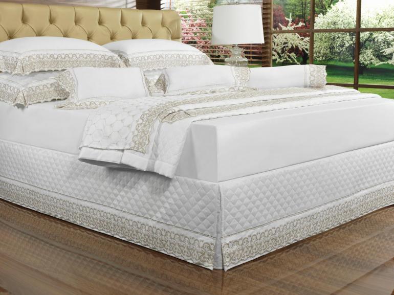 Saia para cama Box Matelassada com Bordado Ingls King - Venice Branco e Camura - Dui Design